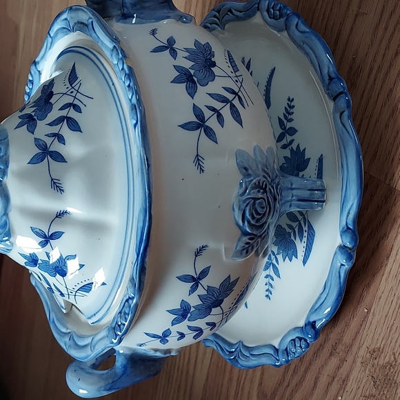 ~Destroyed~ Vintage Beautiful Soup Tureen - Picture 7 of 7